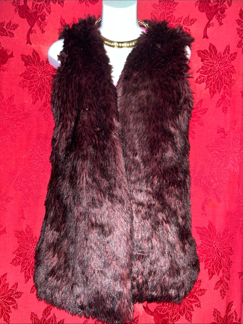 Me Jane Faux Fur Vest in Burgundy